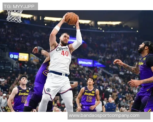 湖人外线防守崩溃全队被动不交易难以扭转攻强守弱局面