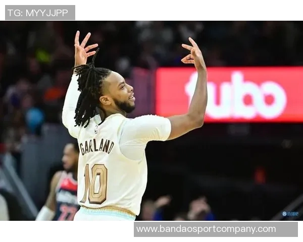 梅里尔复出表现惊艳第二场12投7中砍下22分6篮板7助攻三分球10投6中