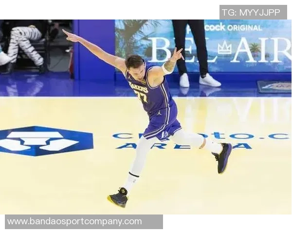 狄龙超远助攻阿伦上反篮湖人紧急喊停恶人空接瞬间